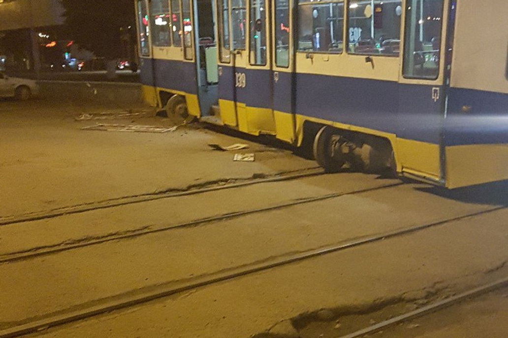 Иногда трамваи сходят с рельс — этот инцидент случился в 2017 году, в этом марте был еще один