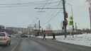 В Челябинске водитель грузовика проскочил на желтый через перекресток и сбил подростка (видео)