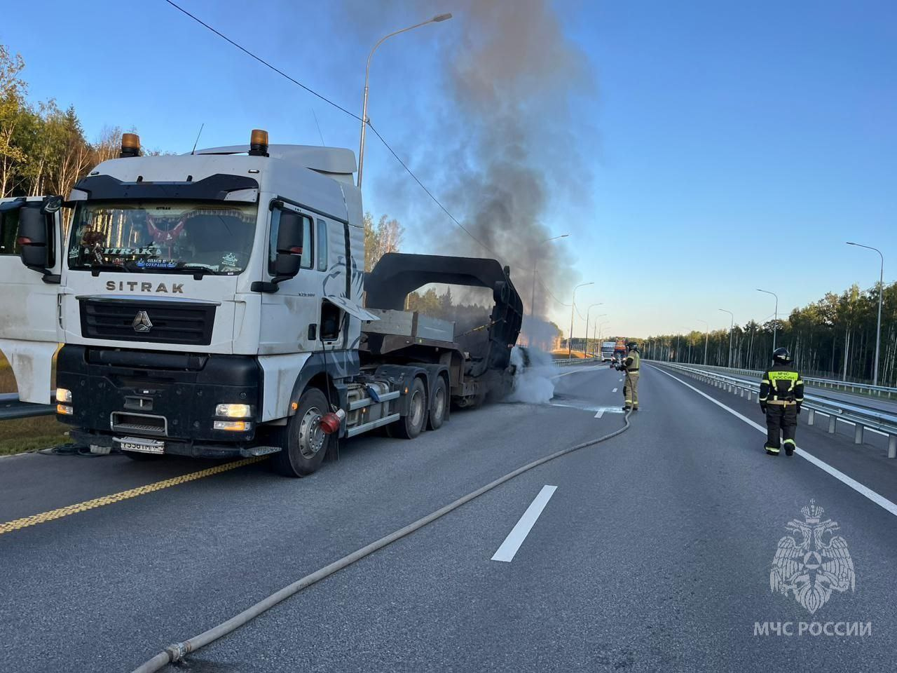 На трассе М-12 в Нижегородской области загорелся грузовик. У него взорвалось колесо