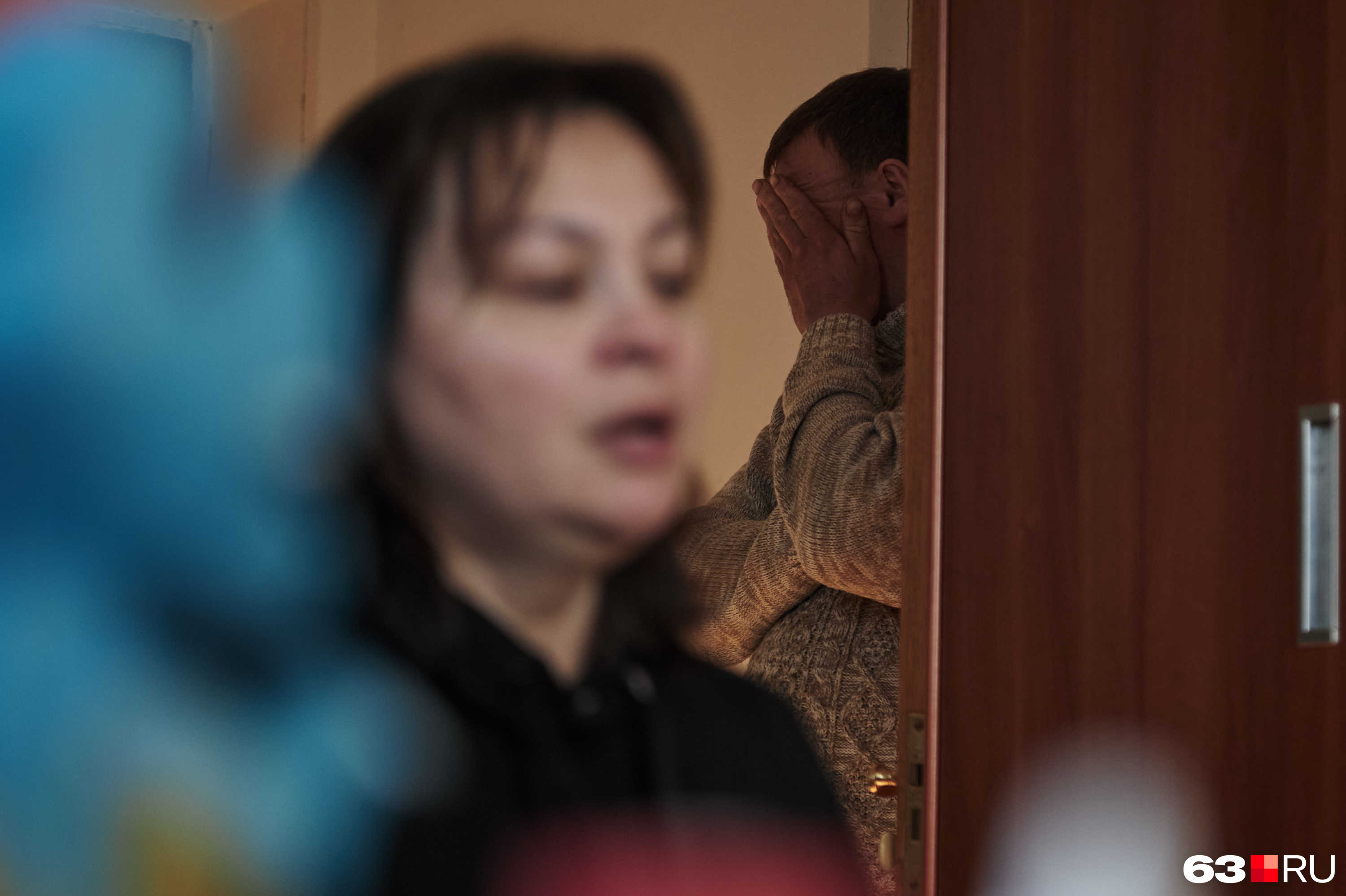 Всё время интервью дедушка был на заднем плане, но сдержать чувств ему не удалось Всё время интервью дедушка был на заднем плане, но сдержать чувств ему не удалось