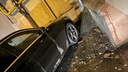 В центре Волгограда обрушившийся карниз дома разбил два дорогих Mercedes