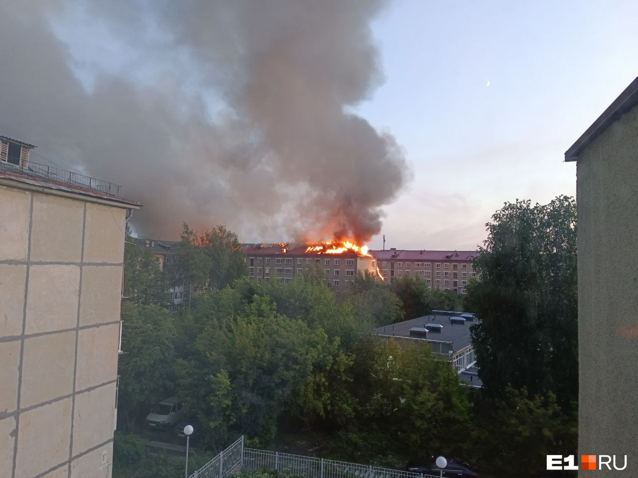 Десятки жильцов общежития на Урале эвакуировали из-за вспыхнувшей крыши