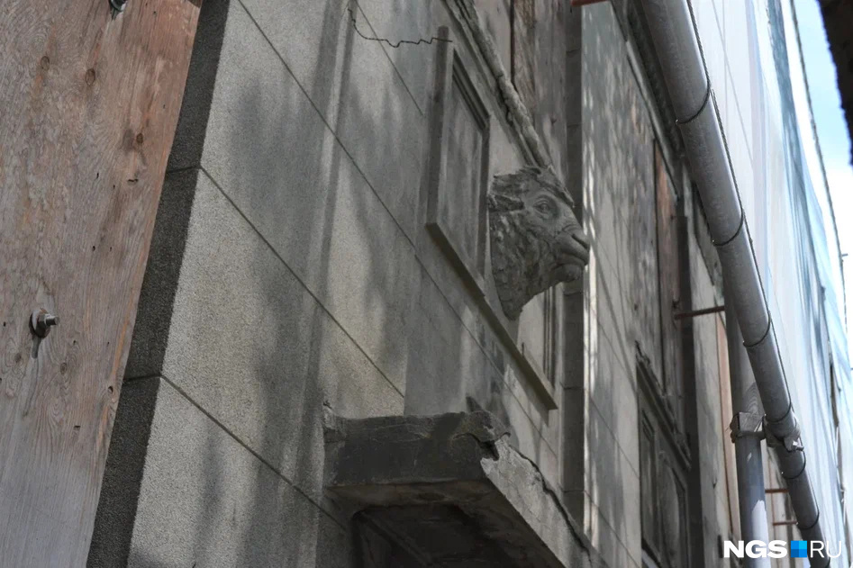 На фасаде здания — необычный декор. После реставрации внутри планируют <a href="https://sakhalinmedia.ru/news/682053/" class="_ io-leave-page" target="_blank">открыть музей</a>