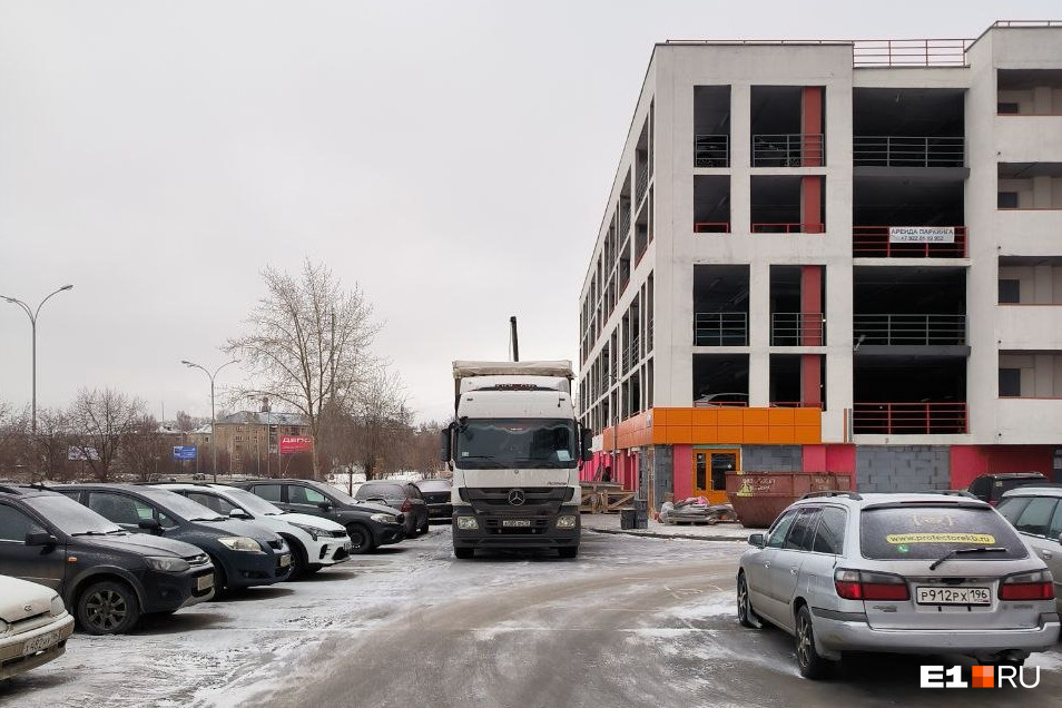 В Екатеринбурге решили открыть продуктовый магазин в помещении паркинга. Владельцы машин против