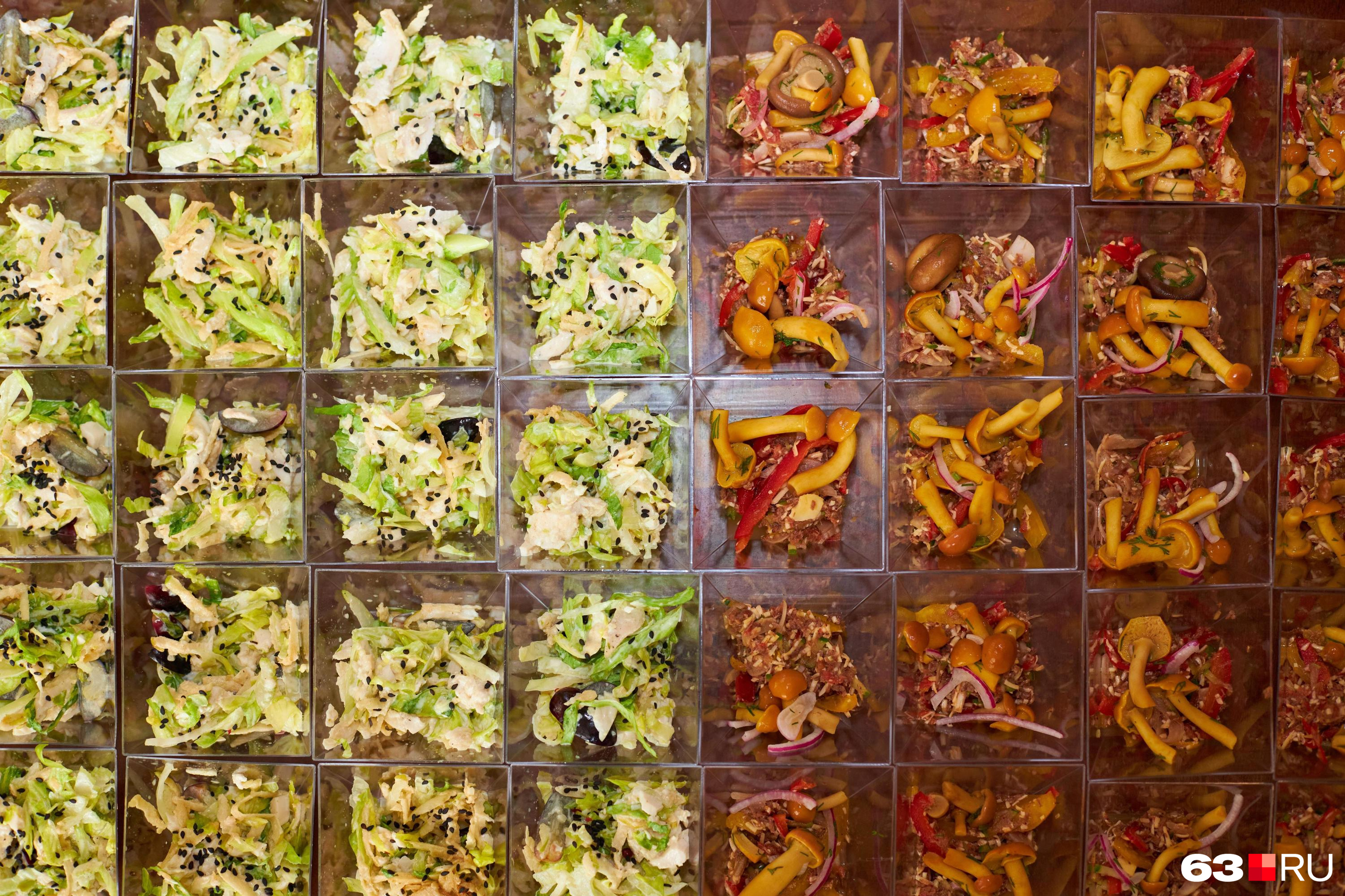 оливье в граммах. реклама салата оливье. сроки хранения салатов. сколько можно есть салаты после нового года. салат оливье.