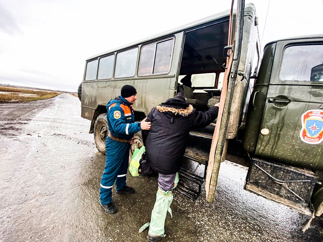 Жителей поселка в Омской области эвакуировали из-за поднявшейся воды в Иртыше