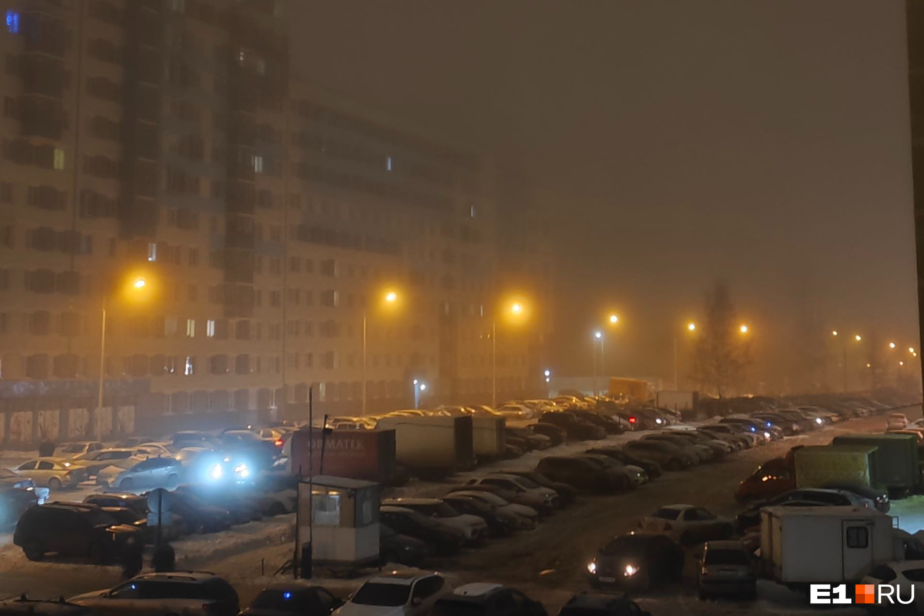 Над Екатеринбургом сгустился туман. Атмосферные фото с улиц города