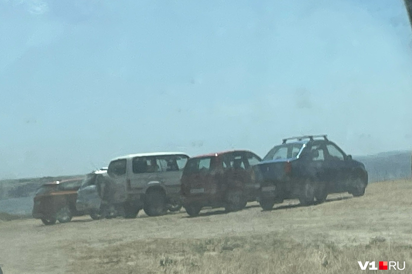 «Нужна трагедия, чтобы это прекратилось»: под Волгоградом автомобилисты устроили стоянку на краю разлома