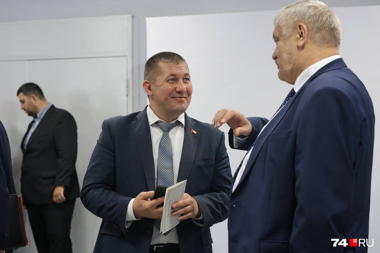 Министр экологии Сергей Лихачев — справа
