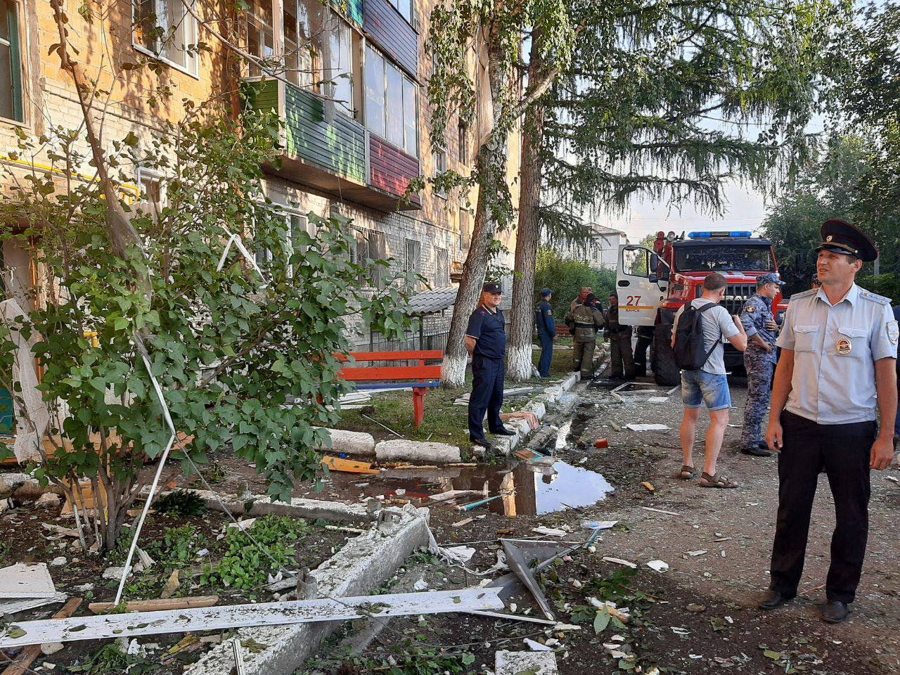 Взрывом в доме выбило окна Взрывом в доме выбило окна