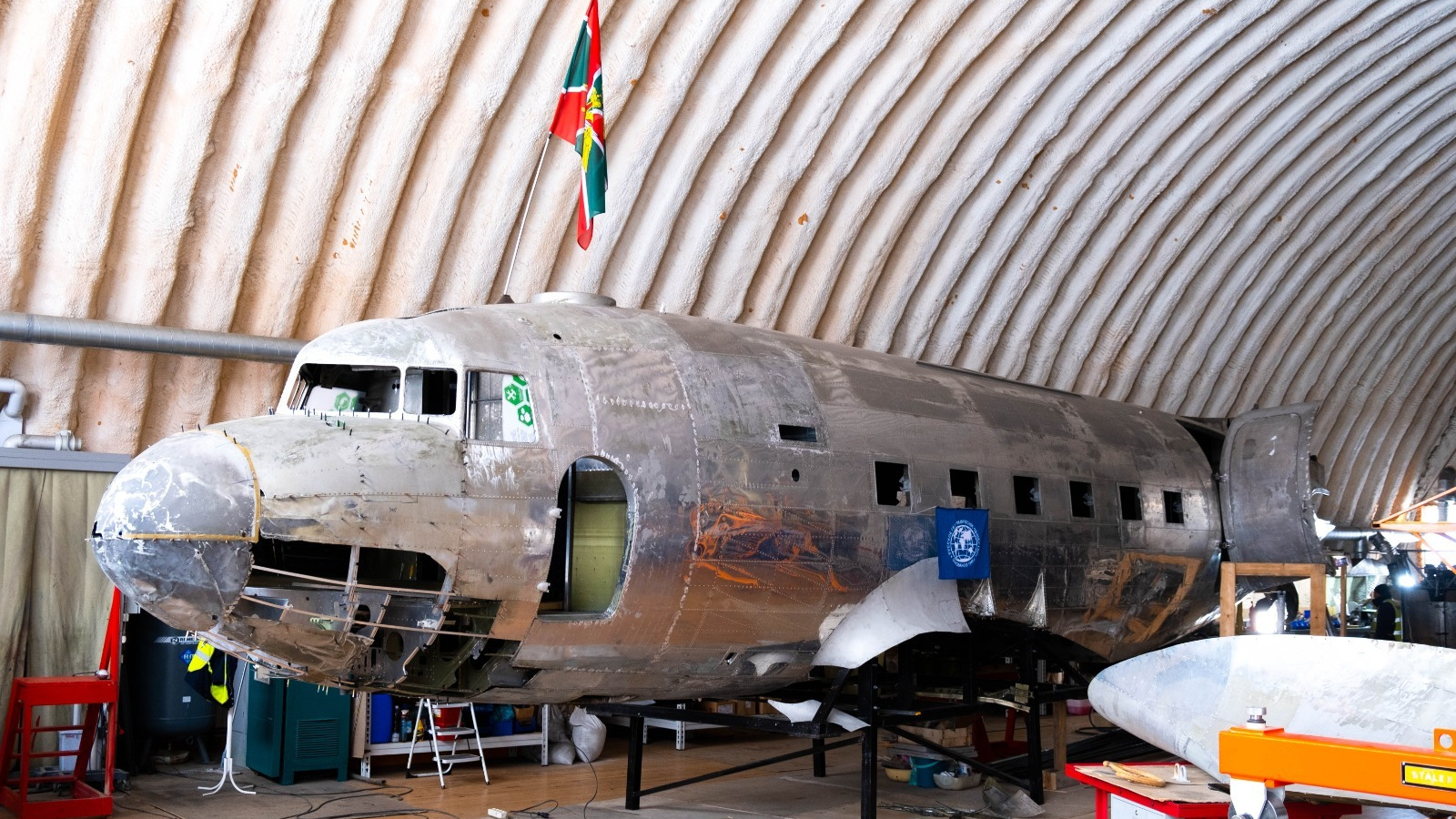 Пролежавший 70 лет в тундре Красноярского края самолет «Дуглас» готовят к покраске
