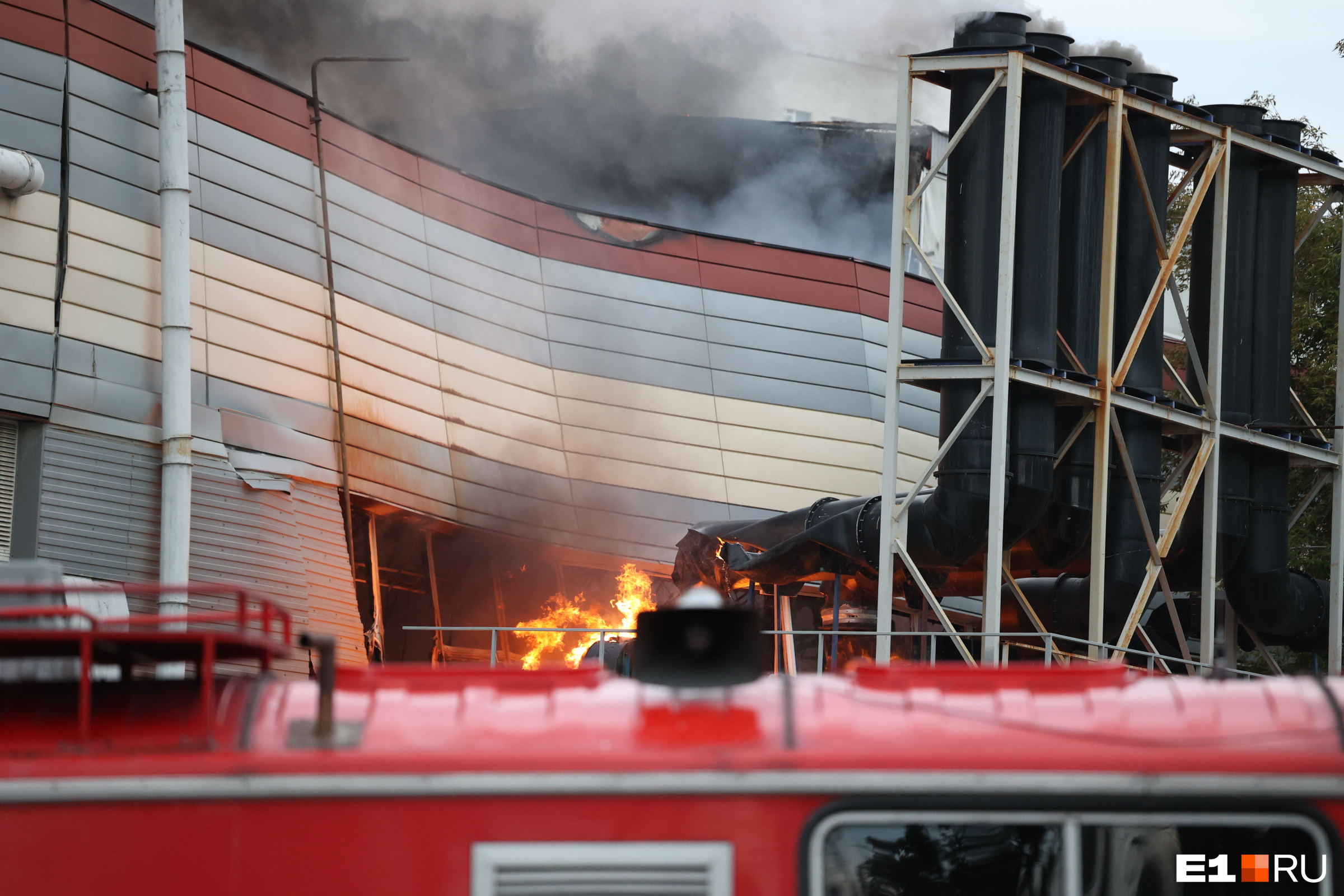 «Ситуация под контролем». В Екатеринбурге огонь охватил известный завод: онлайн