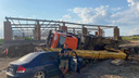В Суворовском строительный кран упал на легковушку