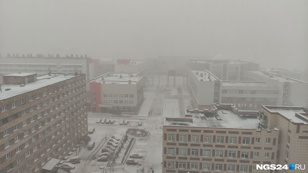 Снегопад сильно ограничил видимость в городе и на дорогах