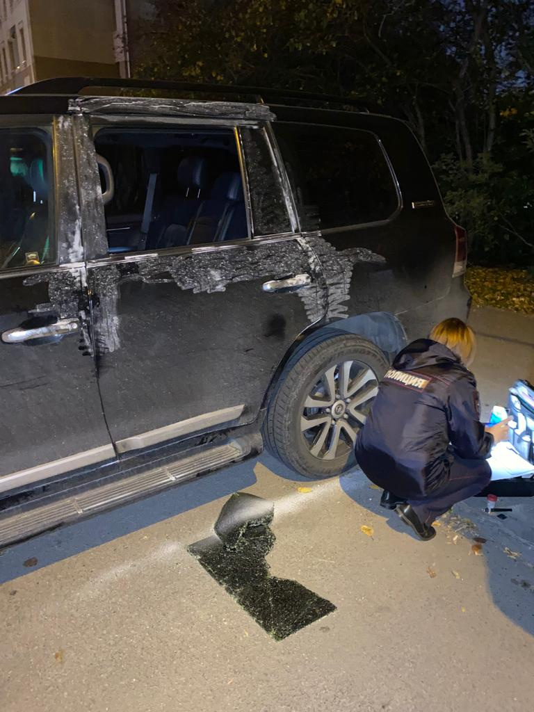 В машине выбили стекло В машине выбили стекло