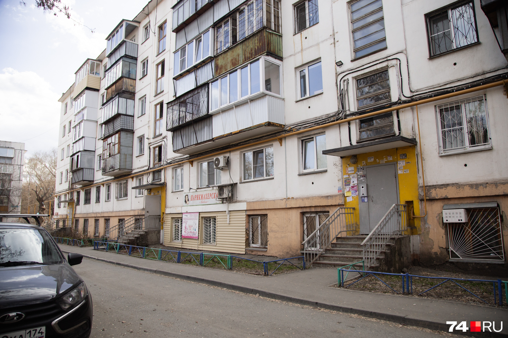 Со стороны двора дом — шестиэтажный Со стороны двора дом — шестиэтажный