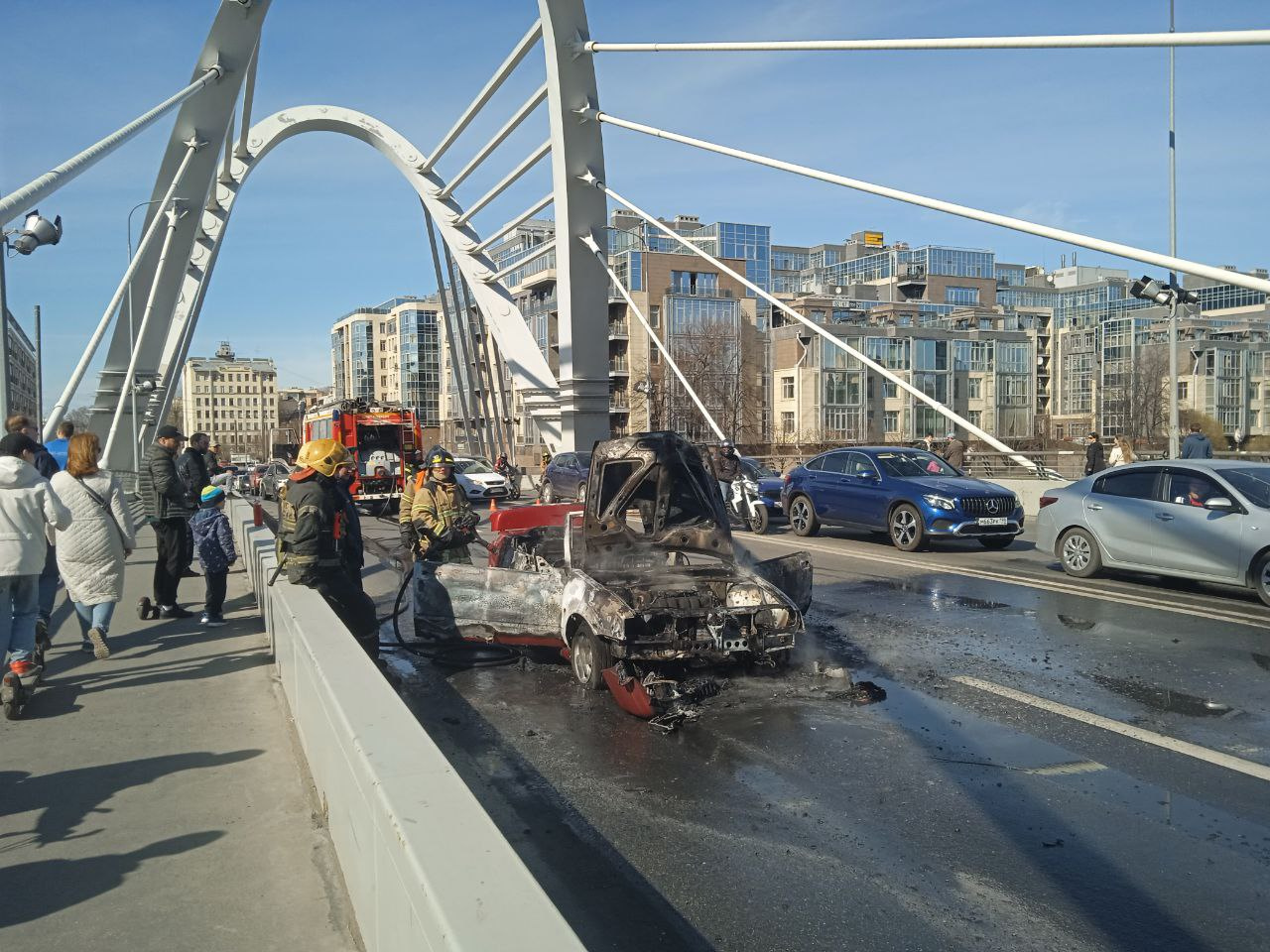 Красный кабриолет сгорел на Лазаревском мосту. Огнетушитель водителю не помог