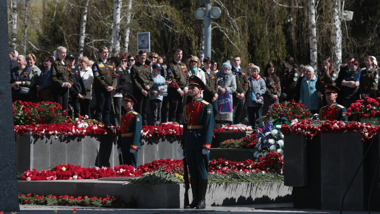 Новосибирцы массово возложили цветы к Вечному огню на Монументе Славы — 10 впечатляющих фото