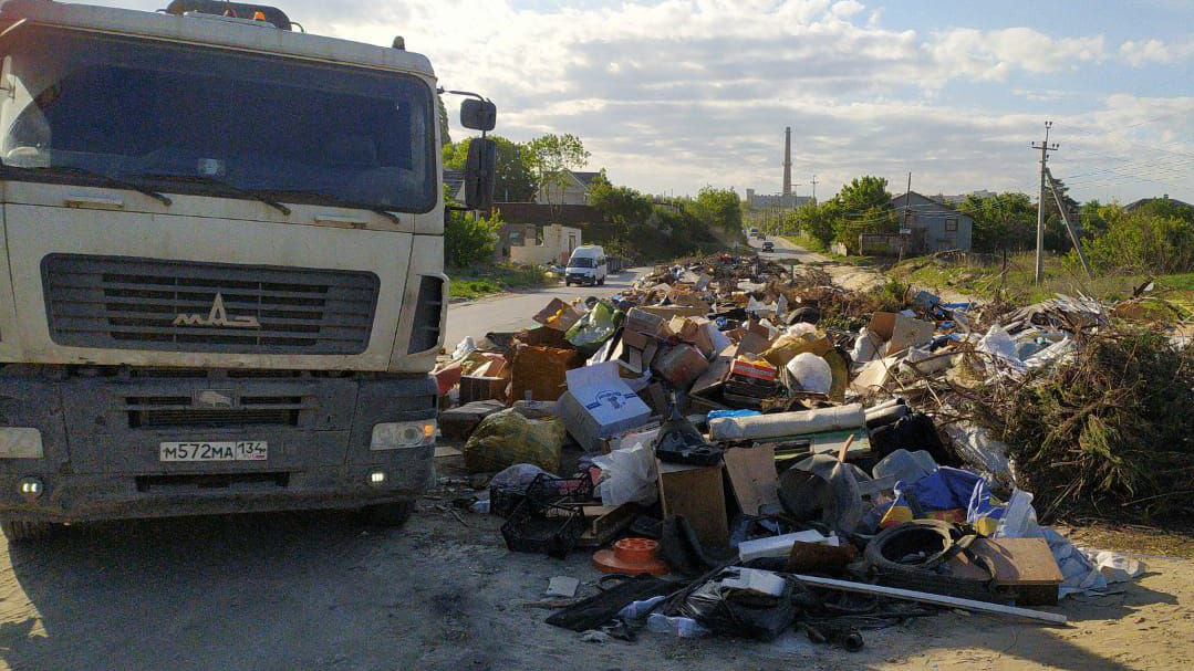 Шины, запчасти и строительные отходы: в Волгограде десять часов ликвидировали гигантскую свалку