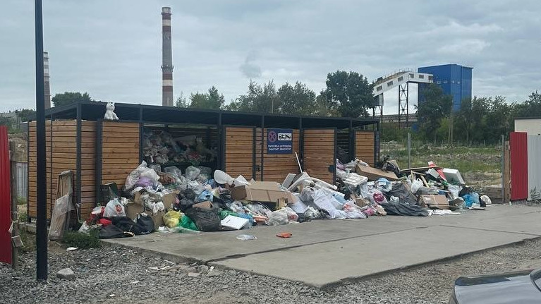 В Екатеринбурге дворы утонули в мусоре. Коммунальщики показали, кто виноват