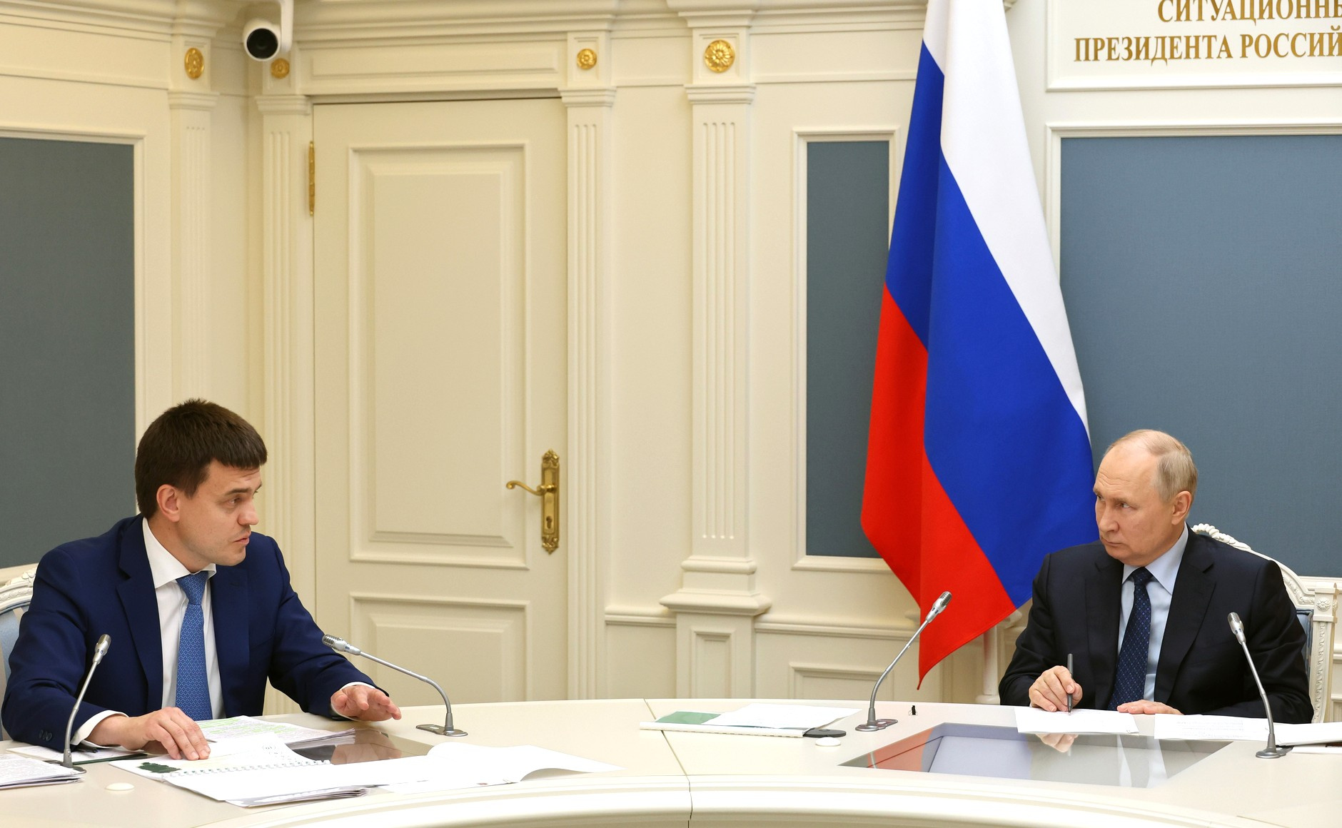 По мнению политического аналитика Александра Чернявского, Владимир Путин помог рейтингам Михаила Котюкова и красноярской «Единой России» подрасти перед выборами По мнению политического аналитика Александра Чернявского, Владимир Путин помог рейтингам Михаила Котюкова и красноярской «Единой России» подрасти перед выборами