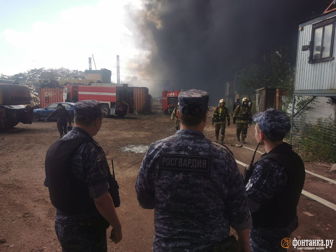 Пожар на тысяче квадратных метров тушат на Салова, 27, в Петербурге - 5  июля 2023 - ФОНТАНКА.ру