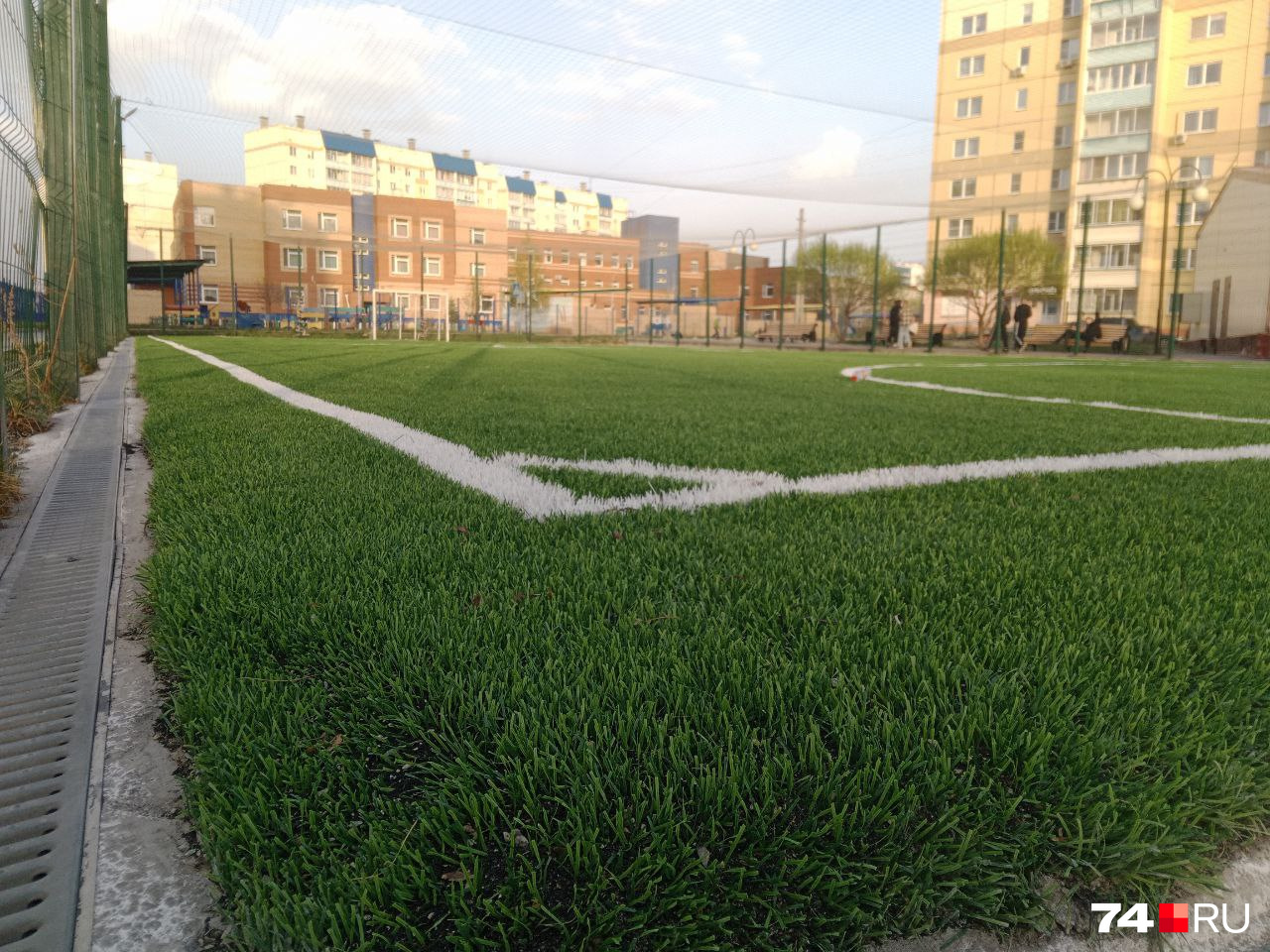 В теплое время футбольное поле пользуется повышенным спросом у жителей Чурилово