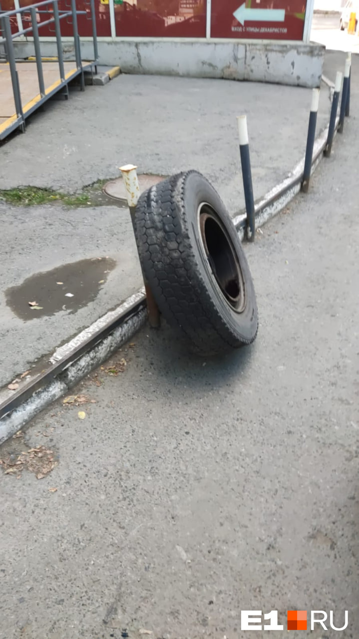 В Екатеринбурге отвалившееся от автобуса колесо разбило легковушку: видео