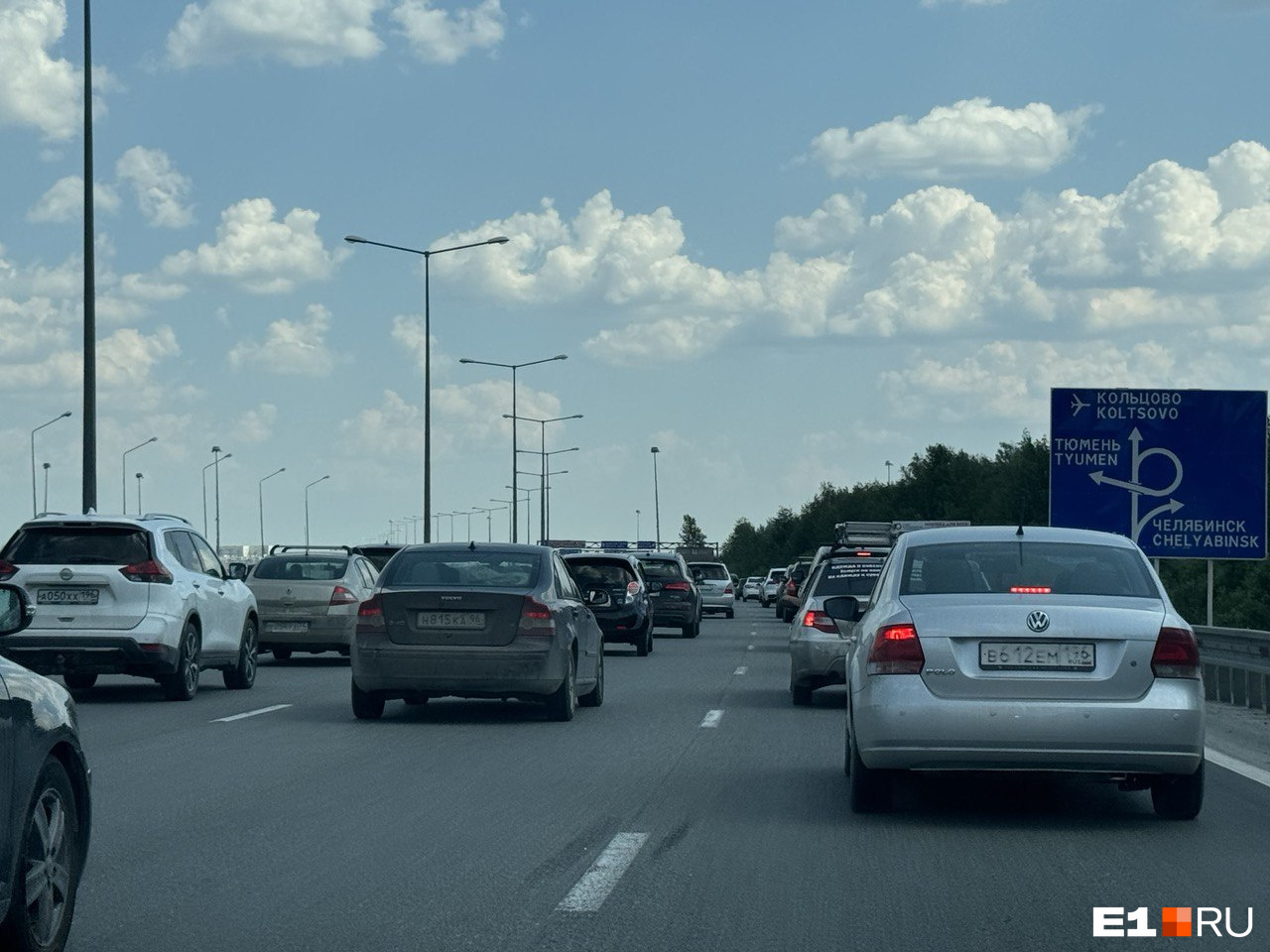 На выезде из Екатеринбурга образовалась длинная пробка из-за аварии