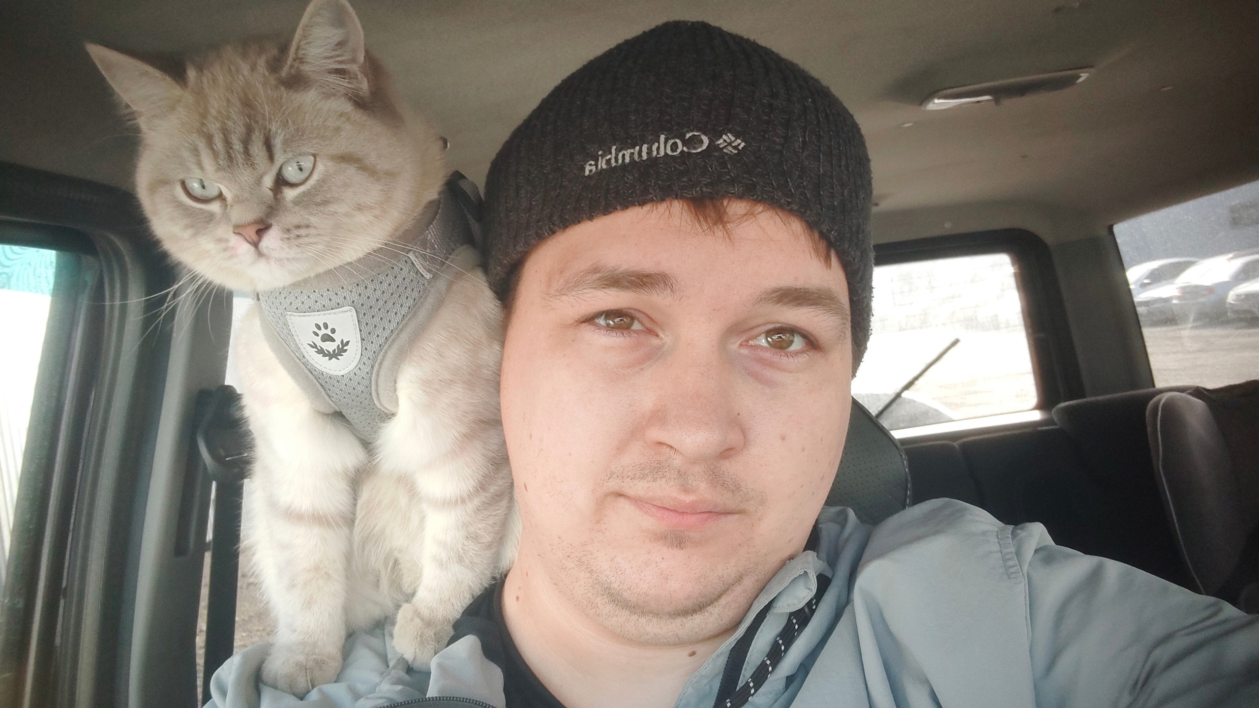 «Когда едем по трассе, залезает на руль». Дальнобойщик-блогер ездит по Кузбассу с котенком — их история