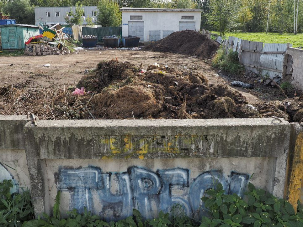 «Вдыхает все управление». Зловоние окутало здание ГАИ в Петербурге