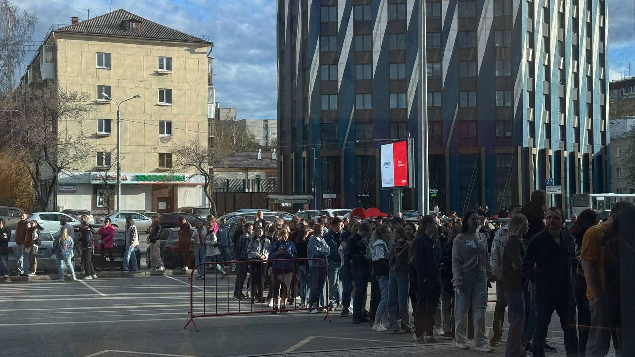 Тысячи екатеринбуржцев выстроились в очередь в центре города. Все ждут легендарную группу 2000-х