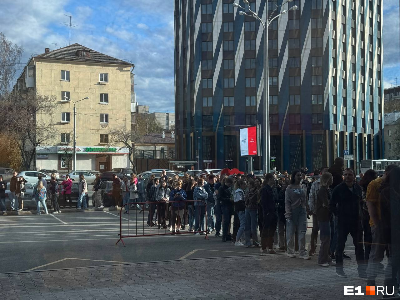 Тысячи екатеринбуржцев выстроились в очередь в центре города. Все ждут легендарную группу 00-х