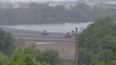 Два катка и самосвалы: что происходит на стройке четвертого моста во время дождя — видео