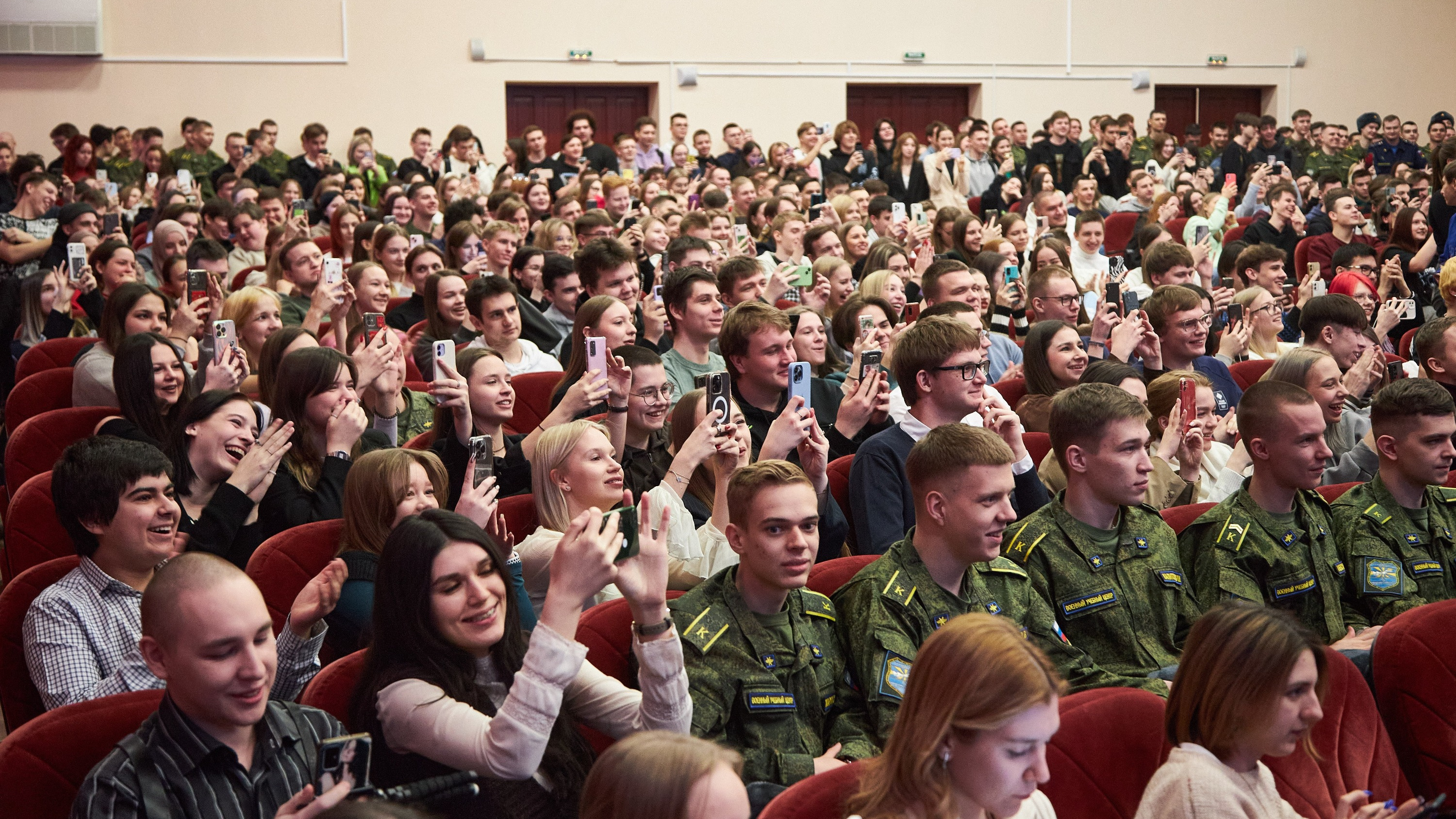 Кричали «Россия!» и два часа ждали автограф: как в Самаре студенты с Екатериной Мизулиной встречались