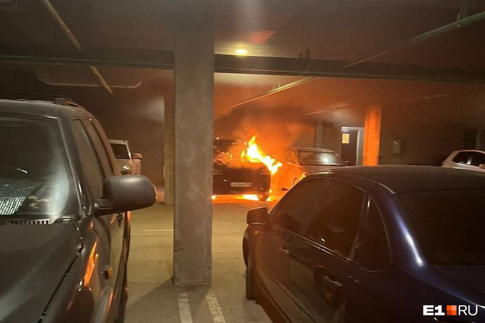 Снаружи — черный дым, внутри — горящие машины: в Екатеринбурге огонь охватил паркинг в новостройке