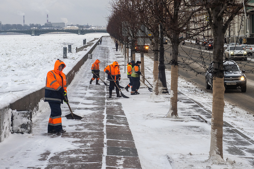 «Соль» зимы: как преодолеть трудности уборки дорог и тротуаров в Петербурге