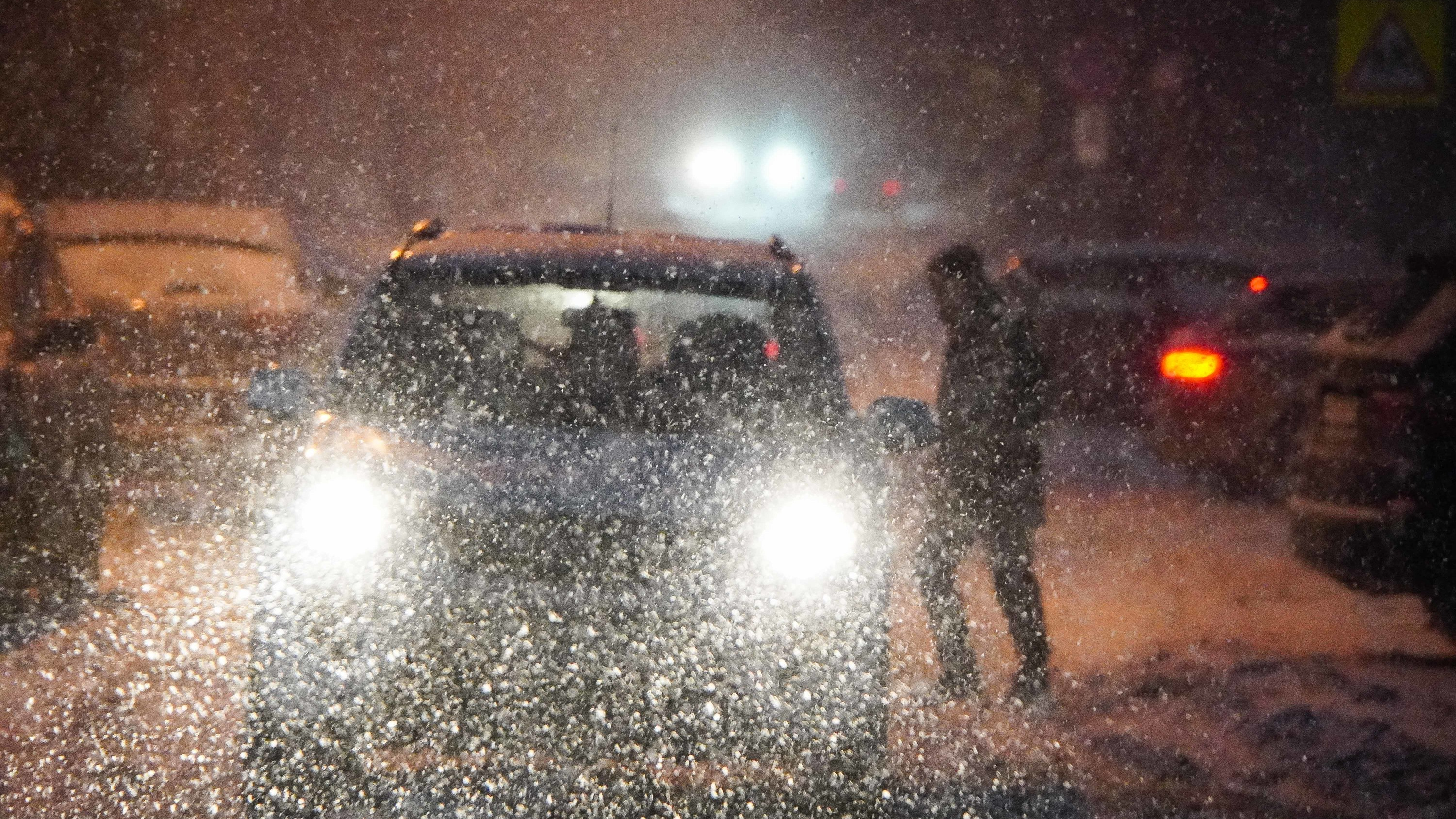 На Омск обрушилась метель: фоторепортаж с заснеженных улиц города