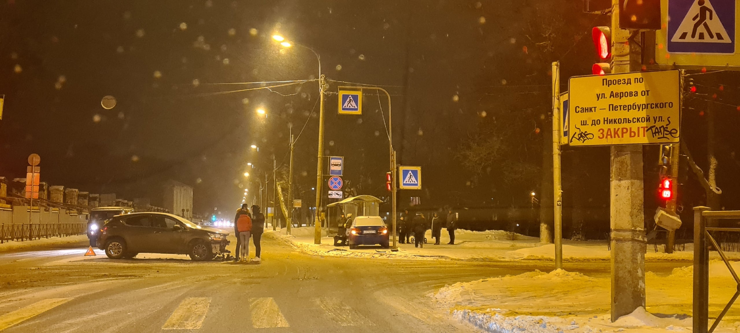 Атаки на столбы, автобусы, сугробы — день «снежных» ДТП в Петербурге. «Лэнд-Ровер» нырнул в канаву