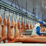 Сколько мяса в сосисках и что добавляют в колбасу: сотрудники агрофирмы показали закулисье производства