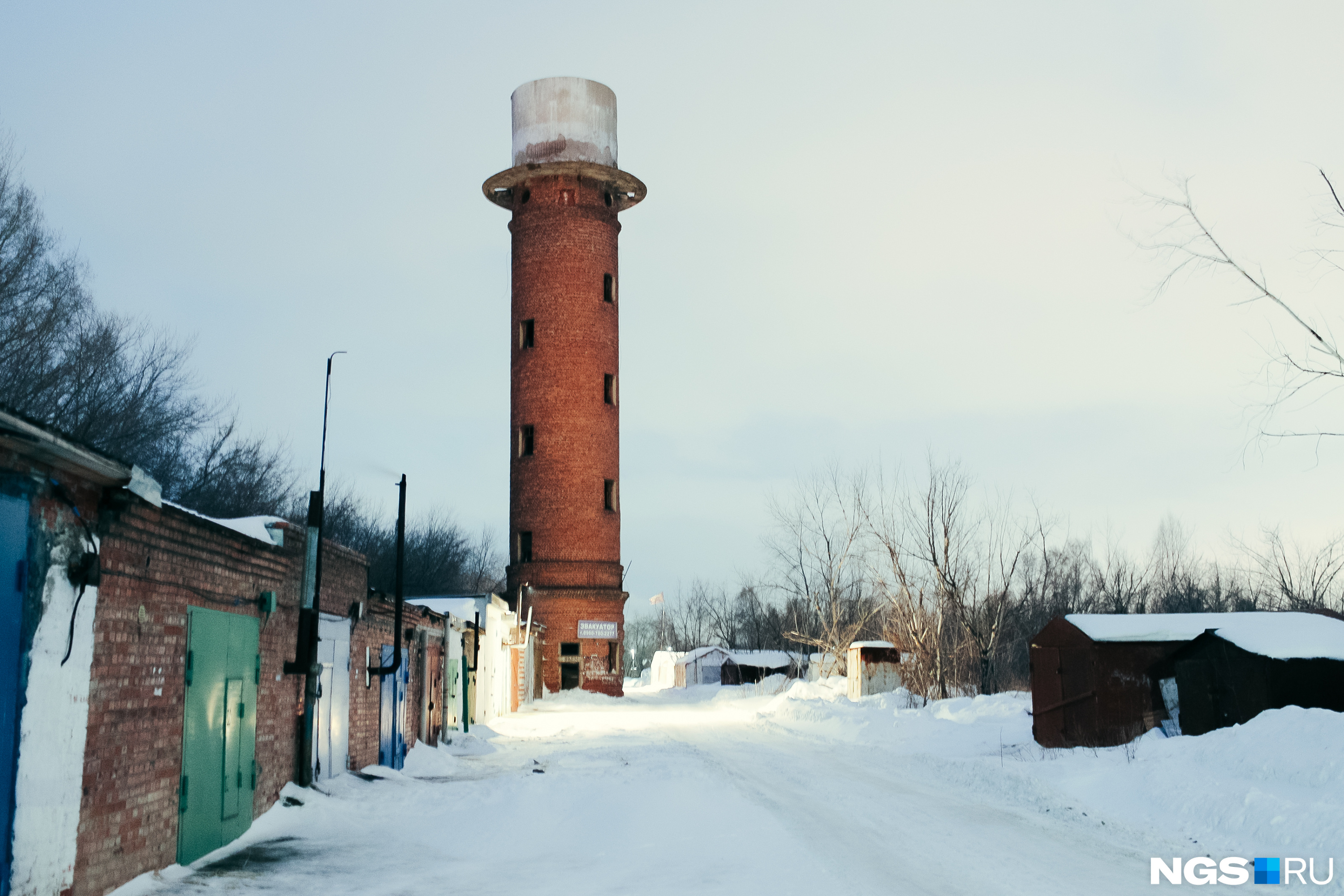 По словам местных жителей, деревянный ярус башни на улице Флотская в Пашине обрушили специально, чтобы старые доски не посыпались на проходящих мимо людей