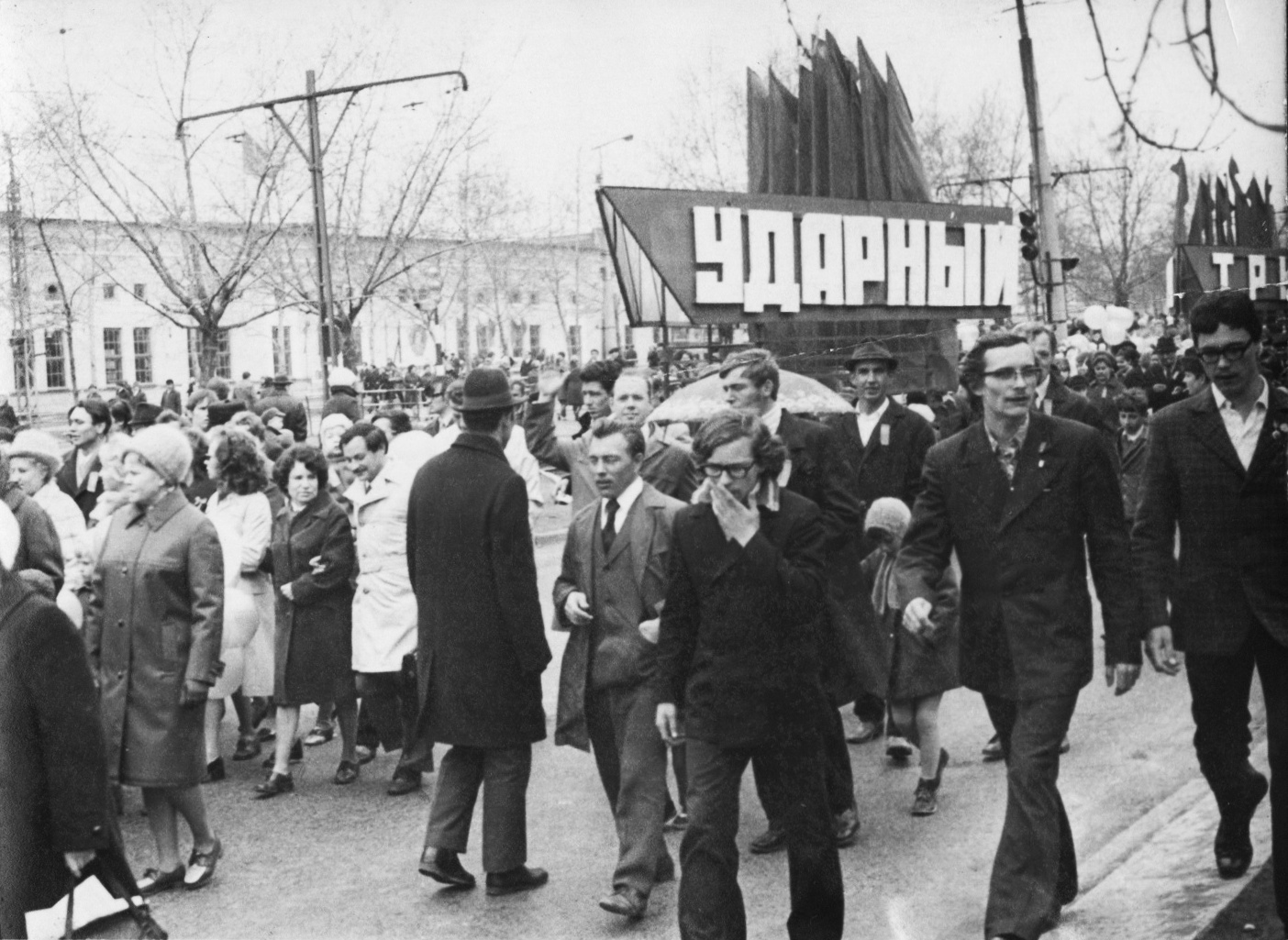 Оркестр на заводе и девушки-санитарки из 1941 года: 19 фото Свердловска, каким вы его не видели