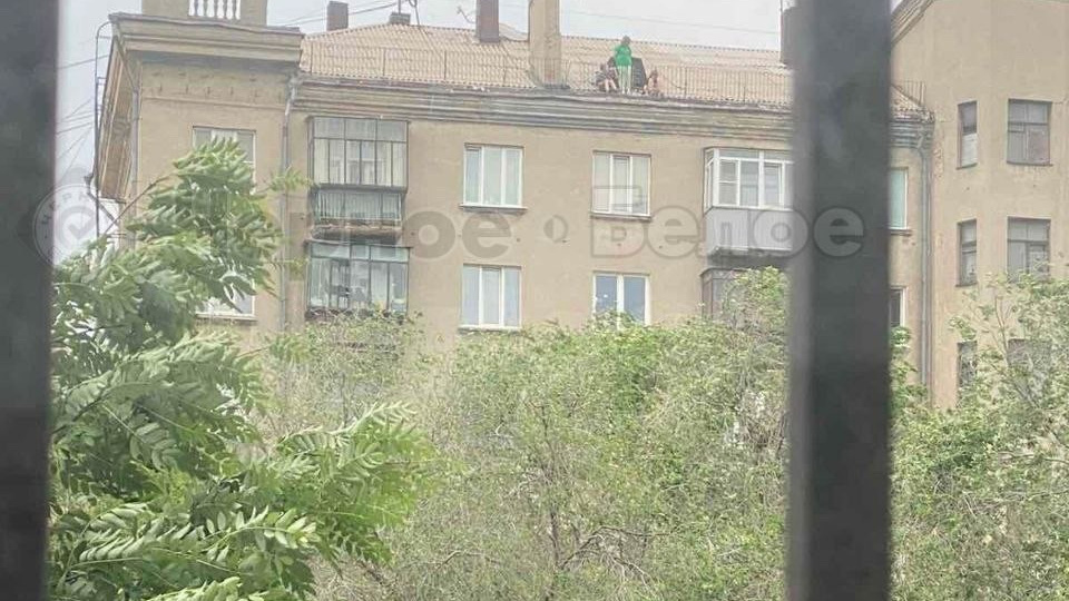 В Магнитогорске дети устроили прогулку по краю крыши восьмиэтажки