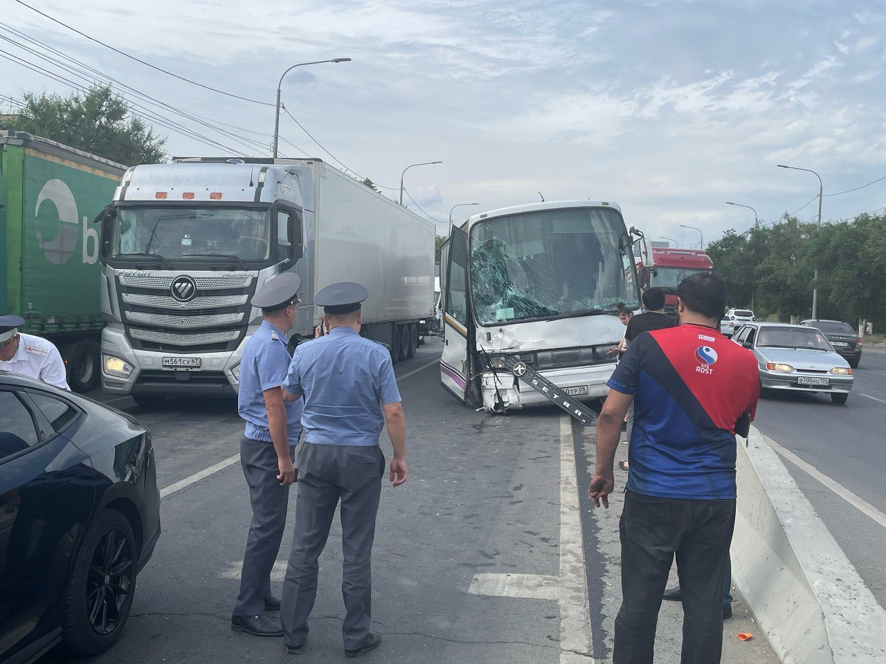 Сгрёб всех на своём пути». В Волгограде пассажирский автобус Москва —  Махачкала снёс девять машин