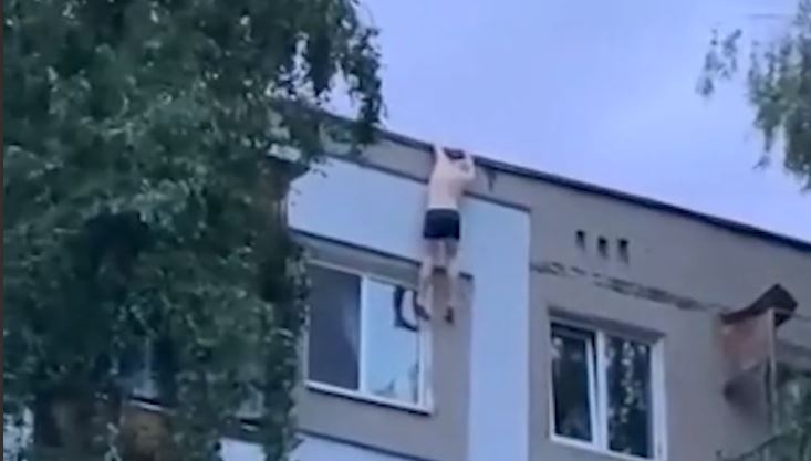 В Нижнем Новгороде мужчина упал с крыши многоэтажки и чудом выжил: видео