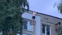 В Нижнем Новгороде мужчина упал с крыши многоэтажки и чудом выжил: видео