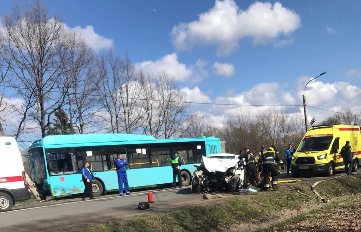 В Петергофе произошла смертельная авария с участием автобуса - 29 апреля  2023 - ФОНТАНКА.ру