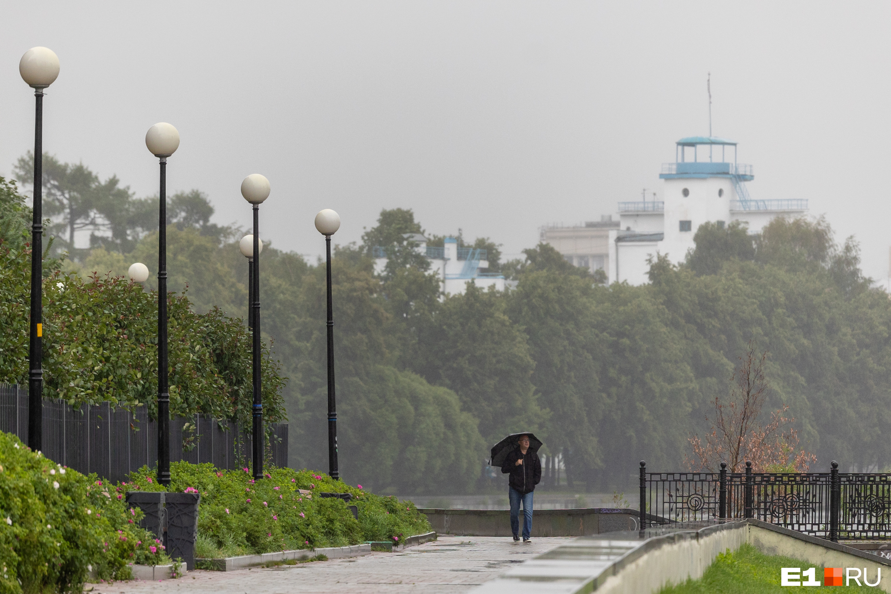 Летом и не пахнет. Екатеринбург накрыло противным моросящим дождем: фото опустевшего города