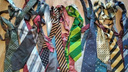 Как из советских фильмов. Сибиряк продает в интернете большую коллекцию раритетных галстуков — сколько он хочет за них