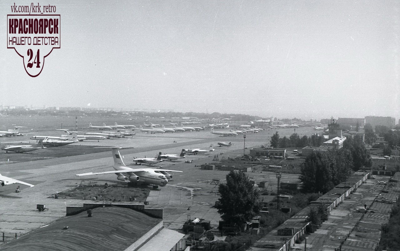 Перрон аэропорта Красноярск в 1980 году Перрон аэропорта Красноярск в 1980 году